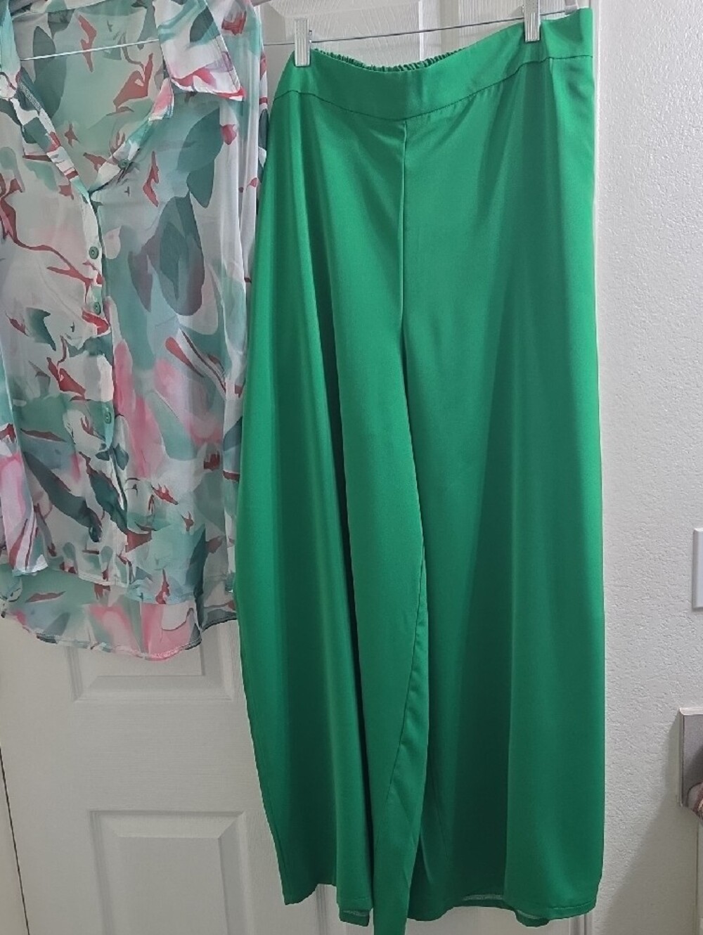 SHEIN Green Wide-Leg Pants with Printed Chiffon Blouse - Picture 5 of 11